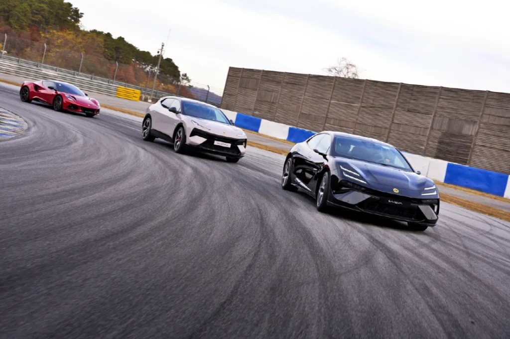 4. 사진자료 로터스자동차코리아가 제안하는 연말 럭셔리 라이프 스타일 https://mobilityground.com/wp-content/uploads/2024/12/1.-사진자료-로터스자동차코리아가-제안하는-연말-럭셔리-라이프-스타일.webp