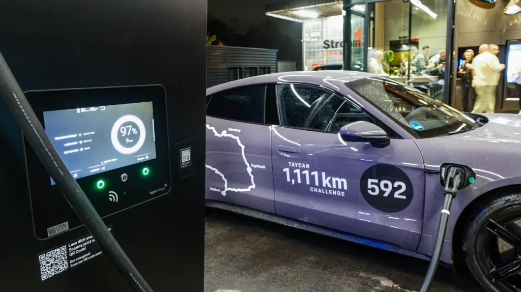 포르쉐 타이칸, 충전 4번 하고1,111km 달린다, 얼마면 될까? 5 포르쉐 타이칸 (Range challenge for the Porsche Taycan)