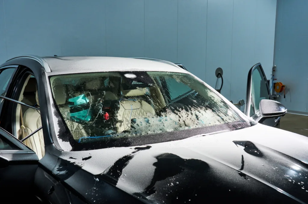 제네시스, 세계 최초 48V 메탈 코팅 열선 앞유리 개발해 시험 중 2 제네시스 GENESIS SHOWCASES WORLD-FIRST HEATED WINDSCREEN TECHNOLOGY