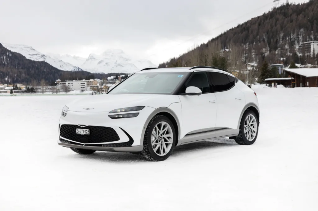 제네시스, 세계 최초 48V 메탈 코팅 열선 앞유리 개발해 시험 중 1 제네시스 GENESIS SHOWCASES WORLD-FIRST HEATED WINDSCREEN TECHNOLOGY