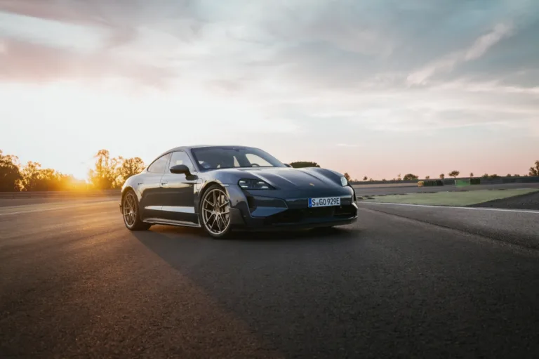 포르쉐 타이칸 터보 (Porsche Taycan Turbo)