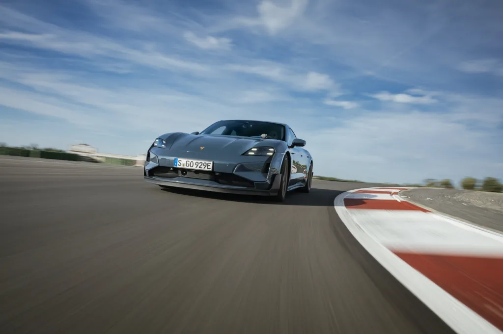 포르쉐 타이칸 터보 GT 공식 출시, 1,034마력 강력한 성능 느껴보라 2 포르쉐 타이칸 터보 (Porsche Taycan Turbo)