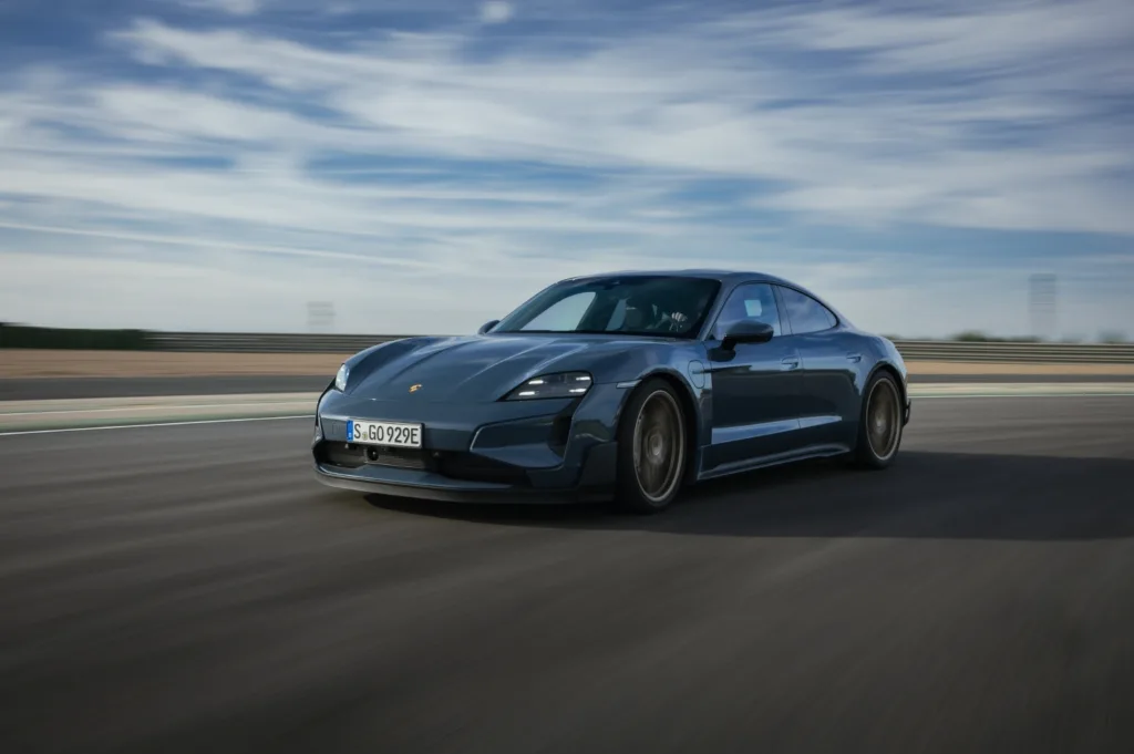 포르쉐 타이칸 터보 GT 공식 출시, 1,034마력 강력한 성능 느껴보라 3 포르쉐 타이칸 터보 (Porsche Taycan Turbo)