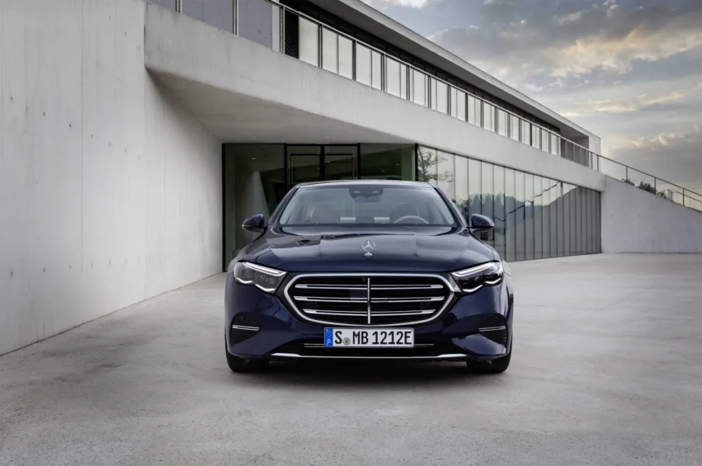 벤츠, ‘E 350 e 4MATIC 위드 EQ 하이브리드 테크놀로지’ 출시 1 메르세데스-벤츠 E 350 e 4MATIC 위드 EQ 하이브리드 테크놀로지 Mercedes-Benz E-Klasse, Exclusive Line; Exterieur: Nautikblau; Interieur: Leder macchiatobeige, Mittelkonsole Holz Ahorn braun offenporig aluminium lines Mercedes-Benz E-Class Exclusive line; exterior: nautic blue; interior: leather macchiato beige, centre console in brown open-pore maple wood with aluminium lines