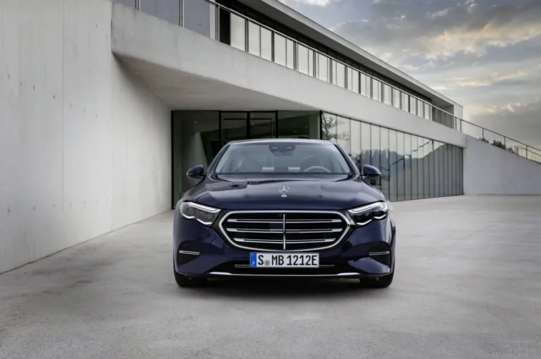 메르세데스-벤츠 E 350 e 4MATIC 위드 EQ 하이브리드 테크놀로지 Mercedes-Benz E-Klasse, Exclusive Line; Exterieur: Nautikblau; Interieur: Leder macchiatobeige, Mittelkonsole Holz Ahorn braun offenporig aluminium lines Mercedes-Benz E-Class Exclusive line; exterior: nautic blue; interior: leather macchiato beige, centre console in brown open-pore maple wood with aluminium lines