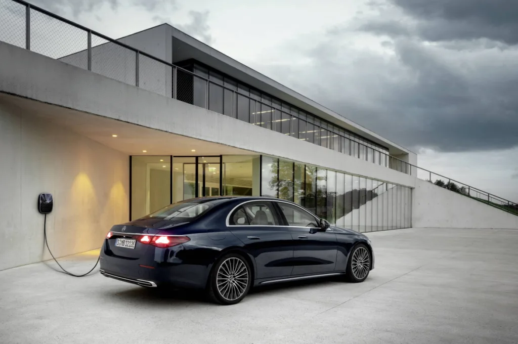 벤츠, ‘E 350 e 4MATIC 위드 EQ 하이브리드 테크놀로지’ 출시 2 메르세데스-벤츠 E 350 e 4MATIC 위드 EQ 하이브리드 테크놀로지 Mercedes-Benz E-Klasse, Exclusive Line; Exterieur: Nautikblau; Interieur: Leder macchiatobeige, Mittelkonsole Holz Ahorn braun offenporig aluminium lines Mercedes-Benz E-Class Exclusive line; exterior: nautic blue; interior: leather macchiato beige, centre console in brown open-pore maple wood with aluminium lines