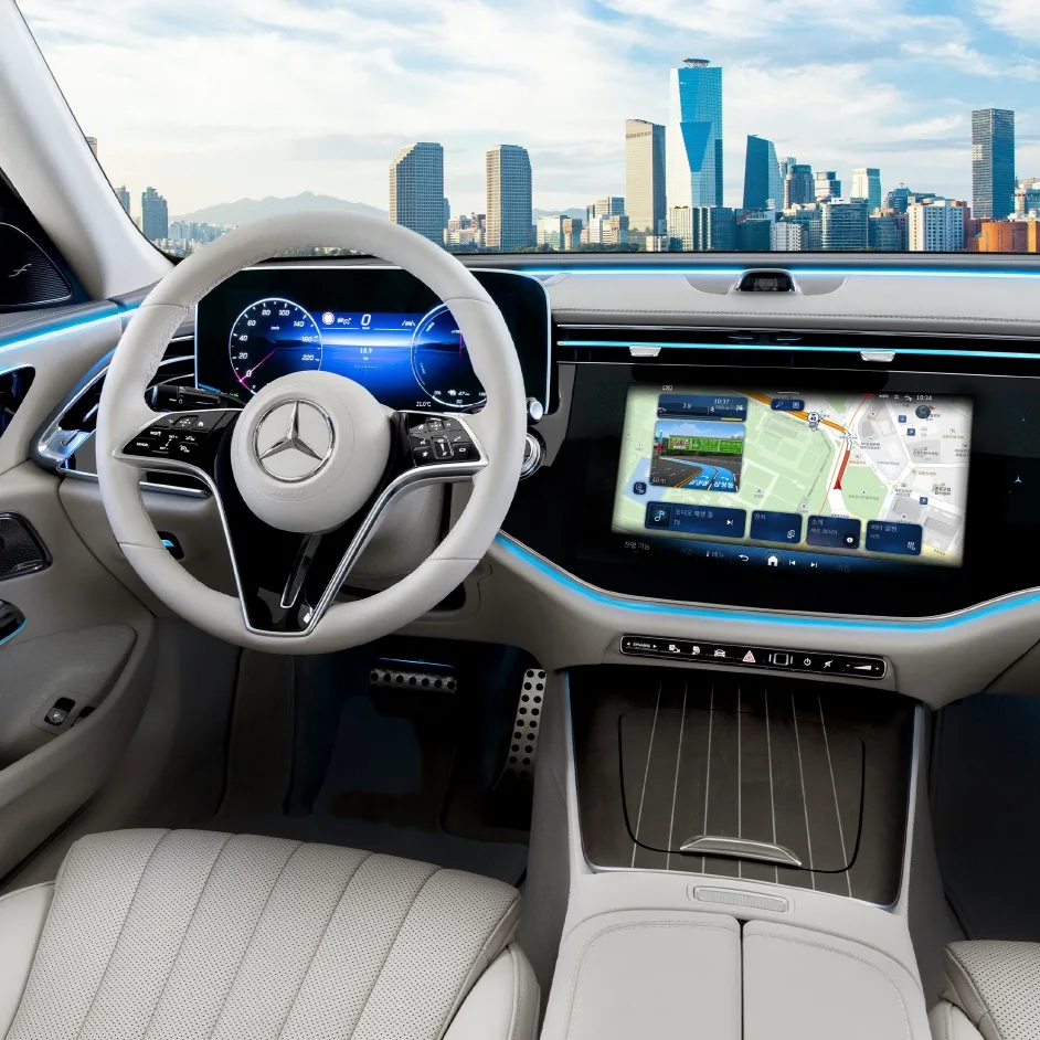 벤츠, ‘E 350 e 4MATIC 위드 EQ 하이브리드 테크놀로지’ 출시 3 메르세데스-벤츠 E 350 e 4MATIC 위드 EQ 하이브리드 테크놀로지 Mercedes-Benz E-Klasse, Exclusive Line; Exterieur: Nautikblau; Interieur: Leder macchiatobeige, Mittelkonsole Holz Ahorn braun offenporig aluminium lines Mercedes-Benz E-Class Exclusive line; exterior: nautic blue; interior: leather macchiato beige, centre console in brown open-pore maple wood with aluminium lines