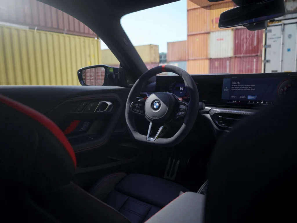 사진 BMW 코리아 더욱 강력해진 고성능 프리미엄 쿠페 ‘BMW 뉴 M2 공식 출시 5 https://mobilityground.com/wp-content/uploads/2024/12/사진-BMW-코리아-더욱-강력해진-고성능-프리미엄-쿠페-‘BMW-뉴-M2-공식-출시-1.webp