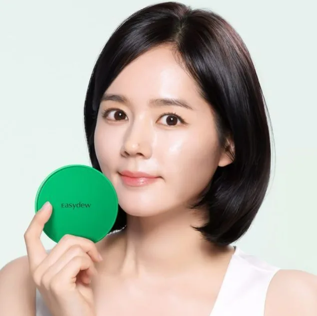 '한가인 기미 쿠션' 대웅제약 이지듀,10만개 품절 대란 돌풍 1 이지듀 멜라 비 토닝 기미 앰플 쿠션을 들고 있는 전속 모델 배우 한가인