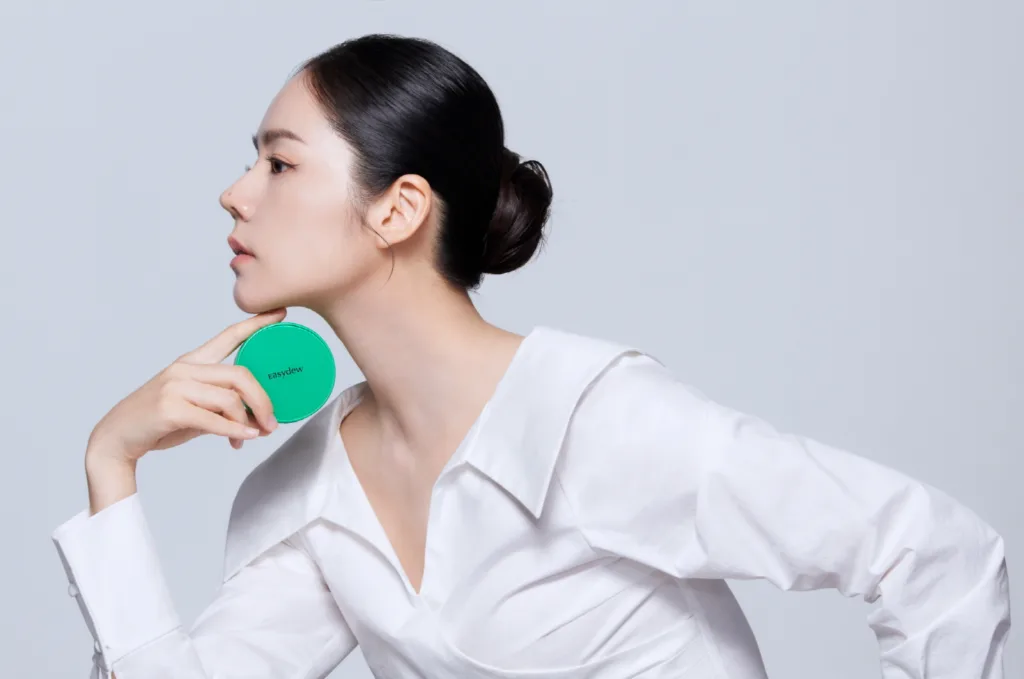 한가인 더 예뻐진다, 이지듀 '멜라 바 토닝 기미 앰플 쿠션' 캠페인 1 이지듀 멜라 비 토닝 기미 앰플 쿠션을 들고 있는 광고모델 배우 한가인