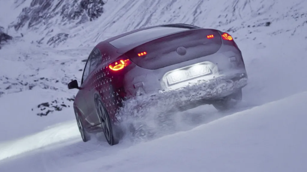 메르세데스-벤츠 CLA(Kimi meets the CLA – in an energetic, festive film)