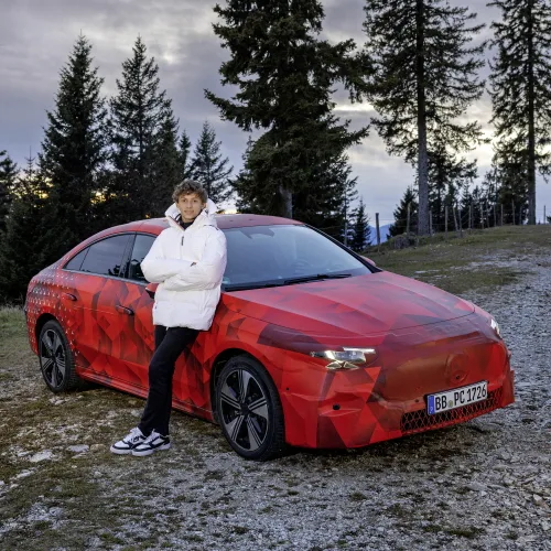 메르세데스-벤츠 CLA(Kimi meets the CLA – in an energetic, festive film)