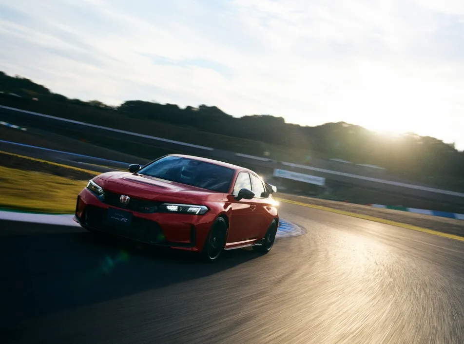 혼다 시빅 타입 R 레이싱 블랙 패키지 (Hondaは、「CIVIC TYPE R（シビック タイプアール）」に新たなドライビングプレジャー価値を加えるパッケージ「RACING BLACK Package（レーシングブラックパッケージ）」を設定し、1月23日（木）に発売します。)