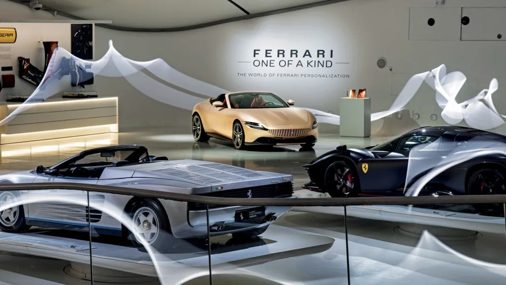 620마력 페라리 로마의 매우 특별한 테일러 메이드 '스파이더' 1 페라리 로마 스파이더(Once again, the Ferrari Tailor Made programme has created a unique pièce – a masterfully re-imagined Ferrari Roma Spider that combines new technologies and peerless workmanship with innovative production techniques and special materials. The result is a truly unique interpretation of Ferrari’s 620 cv convertible, one that evokes the very best of ‘Italianness’ achievable via the programme’s vast array of personalisation options.)