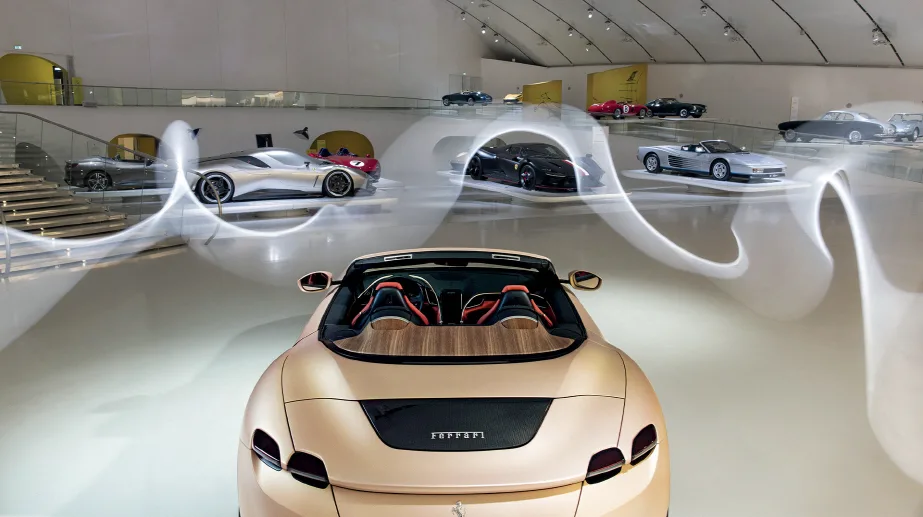 620마력 페라리 로마의 매우 특별한 테일러 메이드 '스파이더' 6 페라리 로마 스파이더(Once again, the Ferrari Tailor Made programme has created a unique pièce – a masterfully re-imagined Ferrari Roma Spider that combines new technologies and peerless workmanship with innovative production techniques and special materials. The result is a truly unique interpretation of Ferrari’s 620 cv convertible, one that evokes the very best of ‘Italianness’ achievable via the programme’s vast array of personalisation options.)
