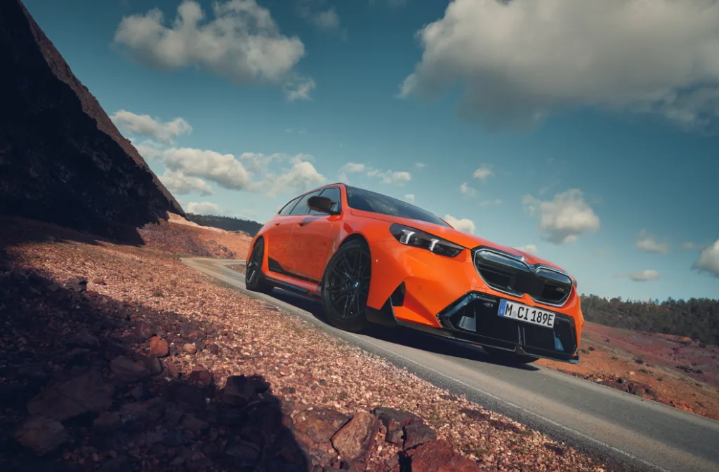 BMW M5 투어링, 계약 할 때 M 퍼포먼스 파츠도 같이 추가해 1 Exclusive extra details enhance sporting appeal: the BMW M Performance Parts for the new BMW M5 Touring.