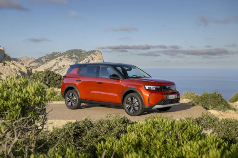 복스홀 프론테라 (VAUXHALL OPENS ORDERS FOR NEW FRONTERA WITH LIST PRICE PARITY BETWEEN ELECTRIC AND PETROL HYBRID VERSIONS)
