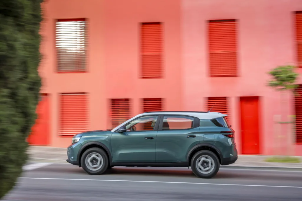 복스홀 프론테라 (VAUXHALL OPENS ORDERS FOR NEW FRONTERA WITH LIST PRICE PARITY BETWEEN ELECTRIC AND PETROL HYBRID VERSIONS)