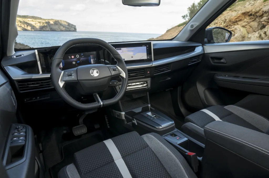 복스홀 프론테라 (VAUXHALL OPENS ORDERS FOR NEW FRONTERA WITH LIST PRICE PARITY BETWEEN ELECTRIC AND PETROL HYBRID VERSIONS)