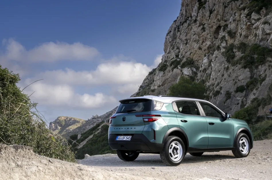 복스홀 프론테라 (VAUXHALL OPENS ORDERS FOR NEW FRONTERA WITH LIST PRICE PARITY BETWEEN ELECTRIC AND PETROL HYBRID VERSIONS)