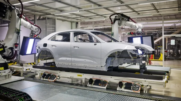 포르쉐 페인트 공장 (The perfect art of the Porsche paint shop)