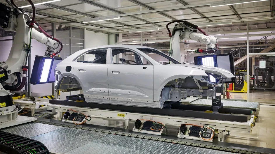 포르쉐 페인트 공장 (The perfect art of the Porsche paint shop)