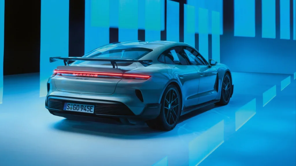 포르쉐 타이칸 터보 GT (What makes the Taycan Turbo GT the most powerful production Porsche?)
