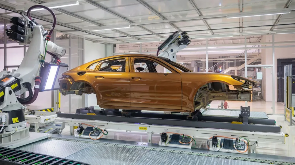 포르쉐 페인트 공장 (The perfect art of the Porsche paint shop)