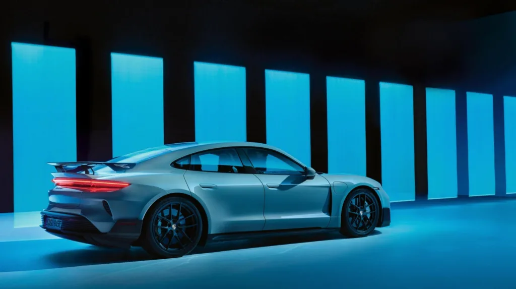 포르쉐 타이칸 터보 GT (What makes the Taycan Turbo GT the most powerful production Porsche?)