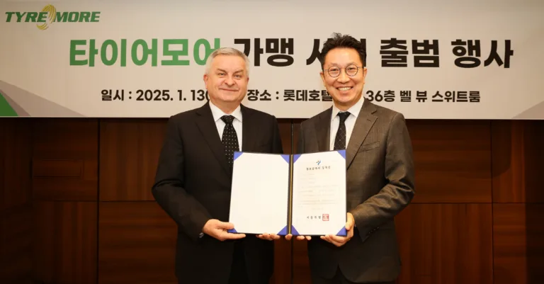 타이어모어 가맹 사업 출범 행사_(좌) 미쉐린코리아 제롬 뱅송 대표, (우) 타이어모어 김성건 팀장