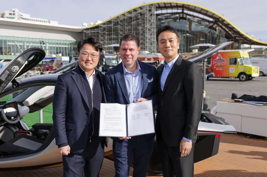 LG에너지솔루션, 7년간 미국 전기차 '앱테라'에 배터리 공급 1 8일(현지시간) 미국 CES 2025에서 (오른쪽부터) LG에너지솔루션 최근혁 마케팅 담당, 앱테라 모터스 공동 CEO 크리스 앤서니, 씨티엔에스 권기정 대표가 MOU 체결식을 가지고 있다.