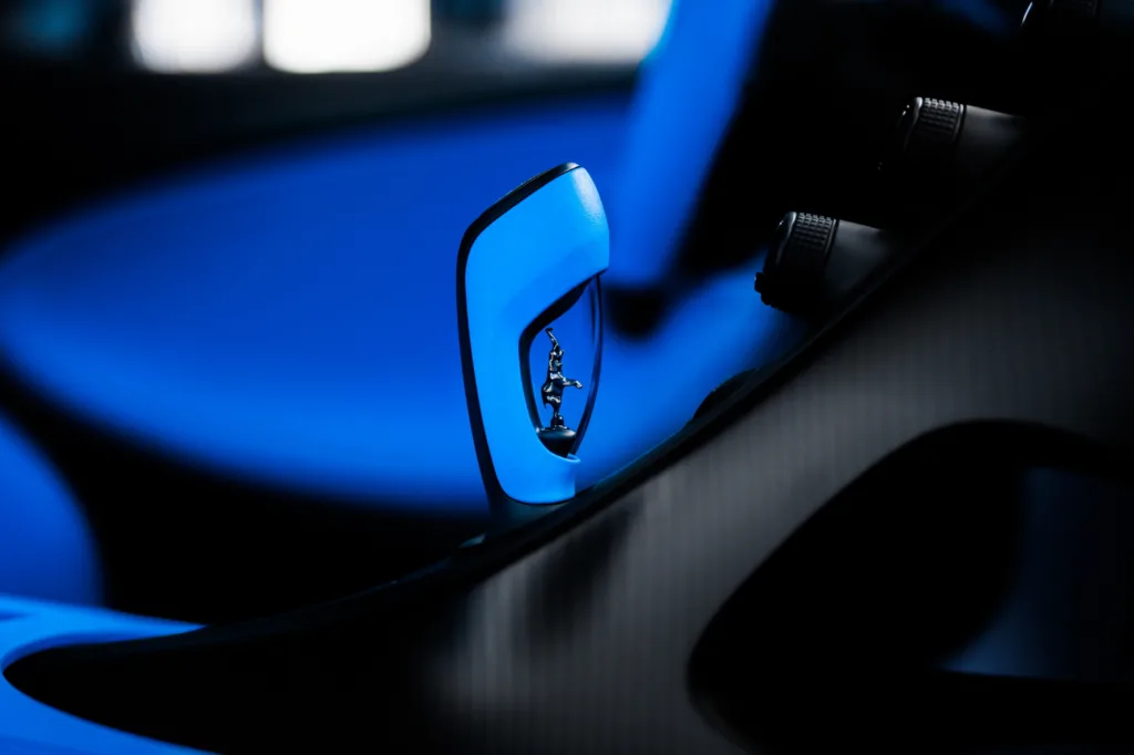 부가티 W16 미스트랄 (The final W16 era milestone: the first W16 Mistral now leave the Bugatti Atelier)