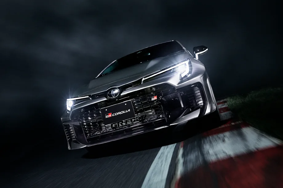 토요타 가주 레이싱 GR 코롤라(TOYOTA GAZOO Racing（以下、TGR）は、モータースポーツ参戦からの学びを生かして進化したGRカローラを、本日2月4日より全国のトヨタ車両販売店にて注文を受け付け、3月3日より発売します。当モデルは、2024年8月2日に米国で発表した進化型GRカローラの日本仕様車です。進化点の詳細は以下ニュースリリースをご覧ください。)