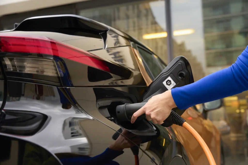 토요타, 유럽서 전동화 차량 누적 판매 600만 대 돌파 1 토요타 C-HR Toyota’s 6 million electrified sales in Europe highlight benefit of its multi-pathway strategy