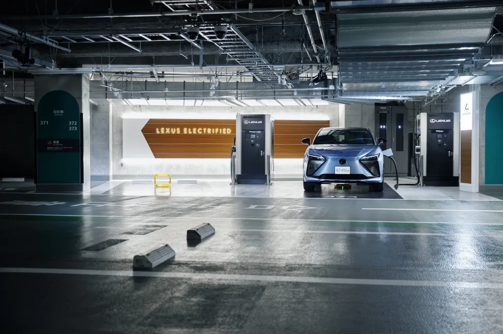 렉서스 전기차 충전 시설 확충 (LEXUS、急速充電ネットワークを拡充)