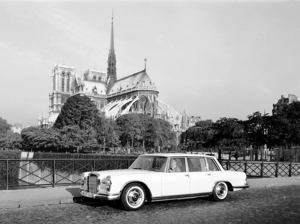 메르세데스-벤츠 클래식 (Opera legend and super sports car: Maria Callas’ Mercedes-Benz 600 and the visionary C 111-II are the Mercedes-Benz Classic highlights at Rétromobile 2025 in Paris)