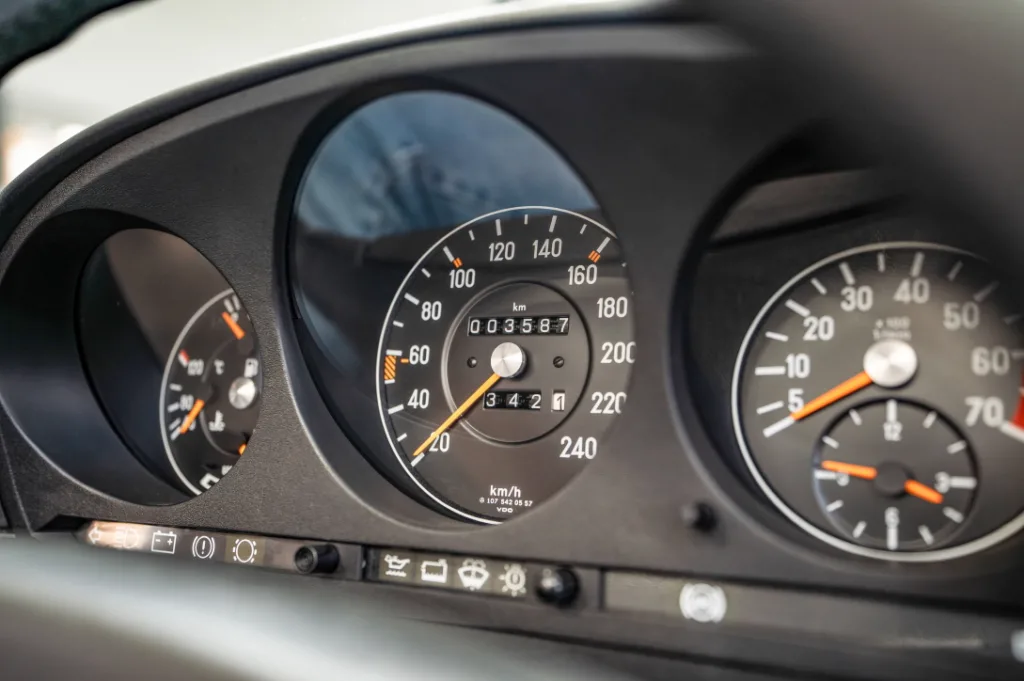 메르세데스-벤츠 클래식 (Opera legend and super sports car: Maria Callas’ Mercedes-Benz 600 and the visionary C 111-II are the Mercedes-Benz Classic highlights at Rétromobile 2025 in Paris)