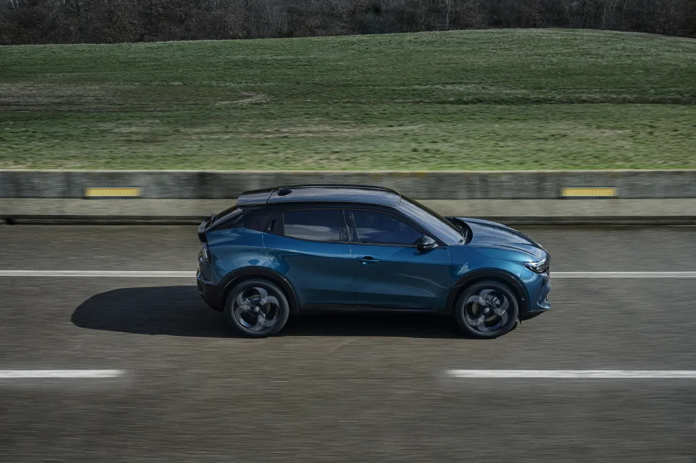 알파로메오 주니어 이브리다, 48V 배터리 탑재 하이브리드 출시 2 알파로메오 주니어 이브라다(Price and specification confirmed for Alfa Romeo Junior Ibrida)