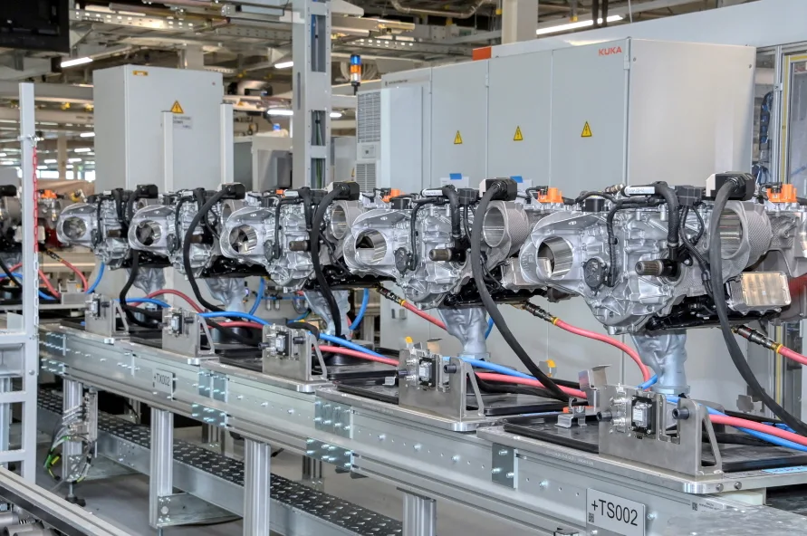 BMW Group reveals 800V technology for the Neue Klasse 7 Charge faster, drive further: BMW Group reveals revolutionary electric drive concept with 800V technology for the Neue Klasse