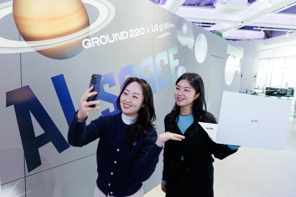 LG전자가 3월 30일까지 서울 영등포구 ‘그라운드220’에서 2025년형 LG 그램 프로 신제품을 체험할 수 있는 ‘그램 프로 AI 스페이스’ 팝업스토어를 운영한다.