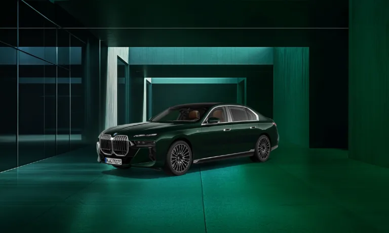 BMW 750e xDrive M 스포츠 인디비주얼 페리도트 그린 에디션