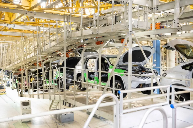 르노 그랑 콜레오스 생산하는 부산 공장, 전기차 혼류 생산을 위해 부산공장에 새롭게 설치한 차량 이동 장치 ’섀시 행거(Chassis Hanger)‘