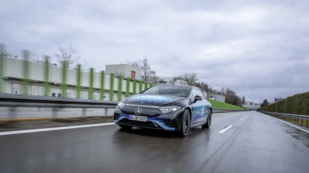 메르세데스-벤츠 EQS 전고체 배터리 탑재 (Mercedes-Benz integrated the solid-state battery, with cells from U.S.-based solid-state battery leader Factorial Energy, into a slightly modified EQS. Road tests with the new solid-state battery in a “1,000 km” EQS test car started in February 2025.)