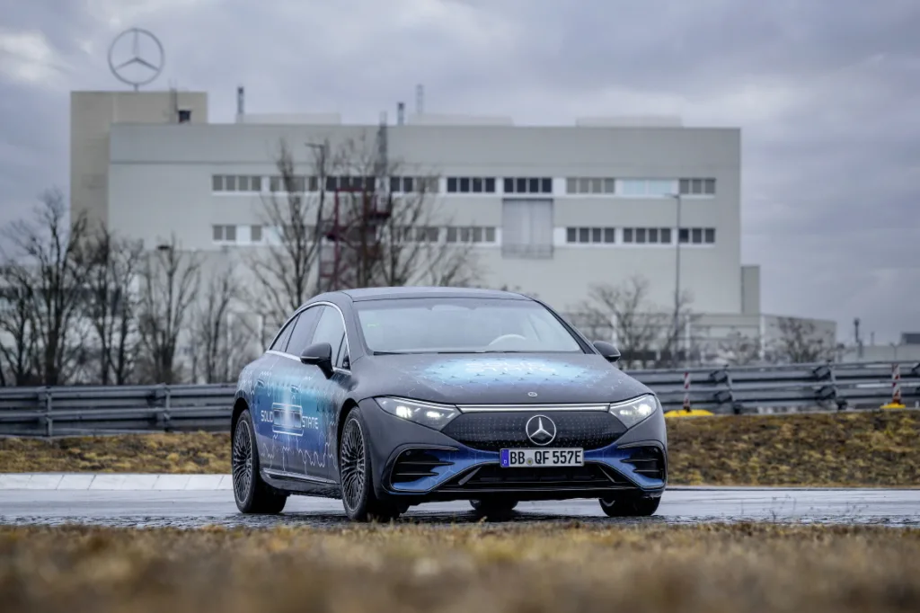 메르세데스-벤츠 EQS 전고체 배터리 탑재 (Mercedes-Benz integrated the solid-state battery, with cells from U.S.-based solid-state battery leader Factorial Energy, into a slightly modified EQS. Road tests with the new solid-state battery in a “1,000 km” EQS test car started in February 2025.)