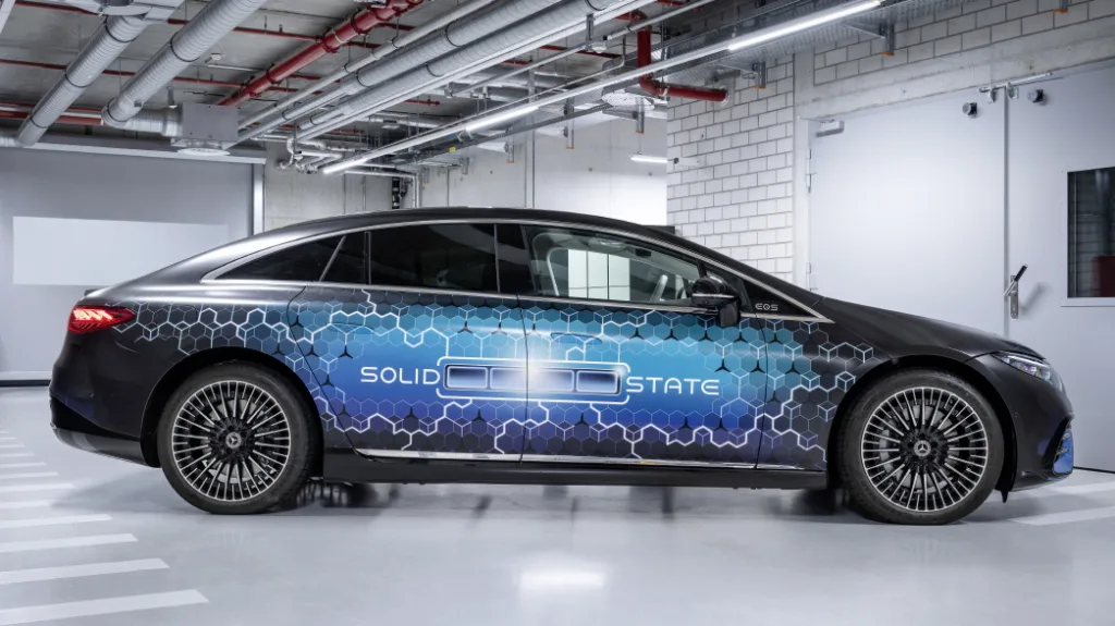 메르세데스-벤츠 EQS 전고체 배터리 탑재 (Mercedes-Benz integrated the solid-state battery, with cells from U.S.-based solid-state battery leader Factorial Energy, into a slightly modified EQS. Road tests with the new solid-state battery in a “1,000 km” EQS test car started in February 2025.)