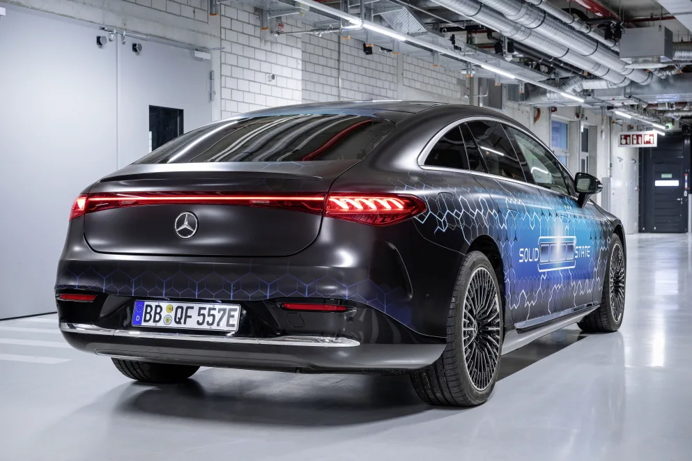 메르세데스-벤츠 EQS 전고체 배터리 탑재 (Mercedes-Benz integrated the solid-state battery, with cells from U.S.-based solid-state battery leader Factorial Energy, into a slightly modified EQS. Road tests with the new solid-state battery in a “1,000 km” EQS test car started in February 2025.)