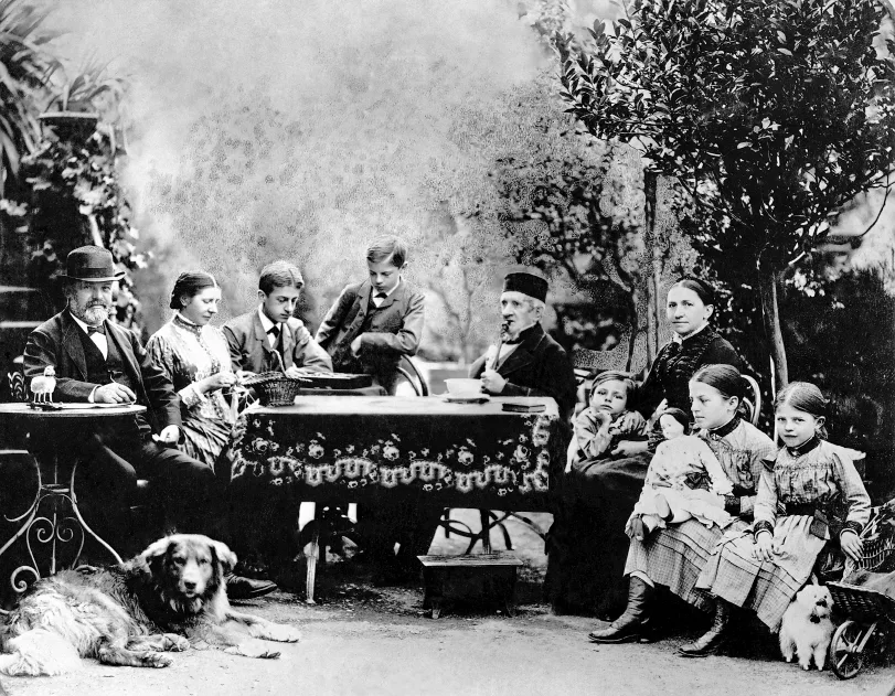 메르세데스-벤츠, 고틀립 다임러(In memory of Gottlieb Daimler: Visionary of the new age of mobility) Gottlieb Daimler mit seiner Familie um 1885. Von links: Gottlieb Daimler, seine Schwägerin Marie Kurtz, sein ältester Sohn Paul, sein zweiter Sohn Adolf, Daimlers Schwiegervater Friedrich Kurtz, der jüngste Sohn Wilhelm, seine erste Frau Emma, die älteste Tochter Emma und schließlich die zweite Tochter Martha. Im Vordergrund Hund Bello. (Fotosignatur der Mercedes-Benz Classic Archive: 23130) Gottlieb Daimler with his family around 1885. From left: Gottlieb Daimler, his sister-in-law Marie Kurtz, his eldest son Paul, his second son Adolf, Daimler’s father-in-law Friedrich Kurtz, the youngest son Wilhelm, his first wife Emma, the eldest daughter Emma and finally the second daughter Martha. In the foreground is the dog Bello. (Photo index number in the Mercedes-Benz Classic Archive: 23130)