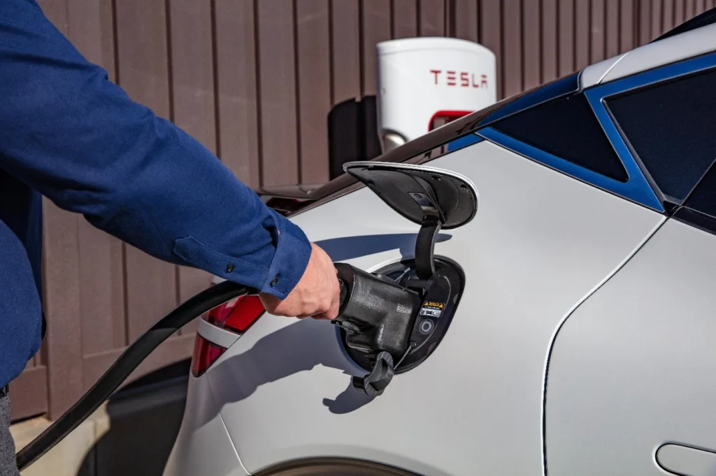 Genesis offers 6 steps for the Tesla NACS adapters 2 제네시스 테슬라 NACS 어댑터 무료 증정(GENESIS OFFERS COMPLIMENTARY NACS ADAPTERS AND ACCESS TO TESLA SUPERCHARGER NETWORK TO ENHANCE CHARGING CONVENIENCE FOR U.S. EV OWNERS)