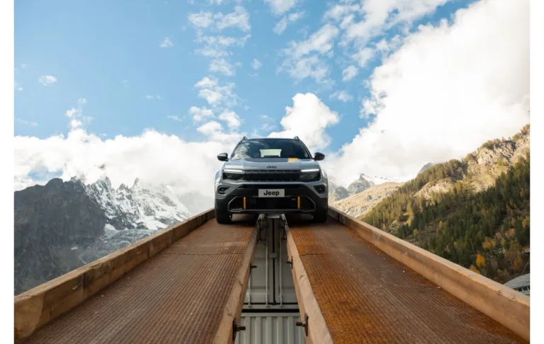 지프 어벤저 4xe 노스페이스 에디션(The Jeep® and The North Face adventure continues: the two brands are bringing their communities together)