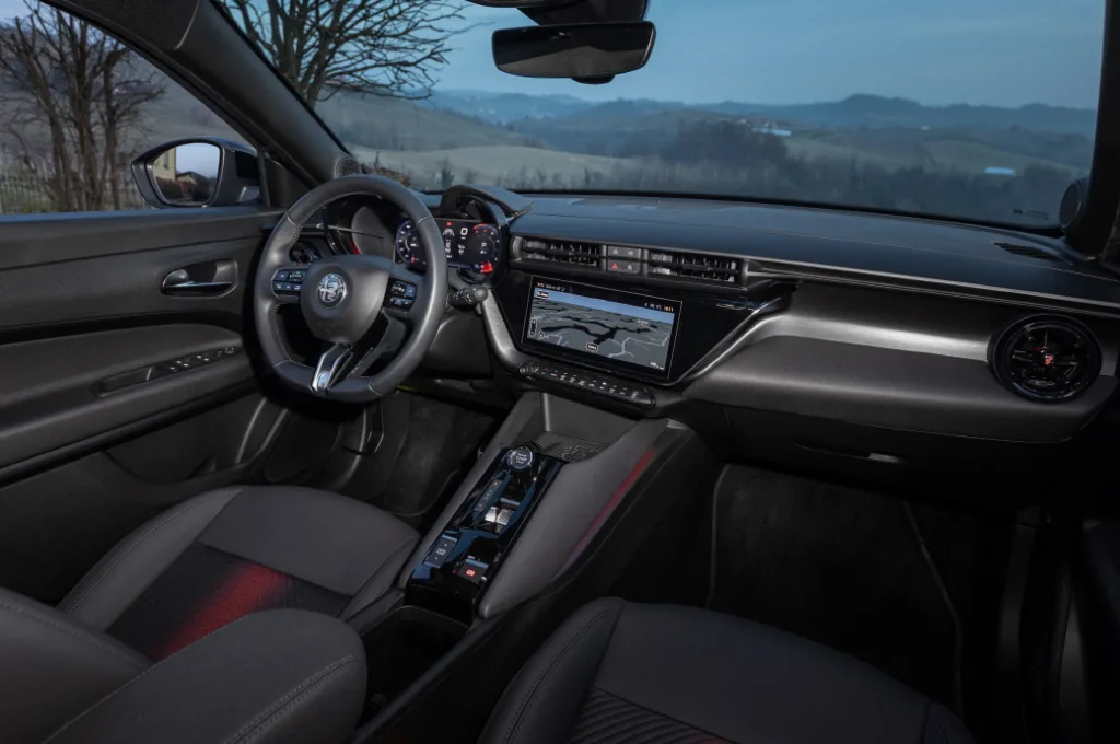 알파로메오 주니어 이브리다 Q4 (Innovative Q4 technology debuts on Alfa Romeo Junior, now with the most comprehensive line-up in the segment)